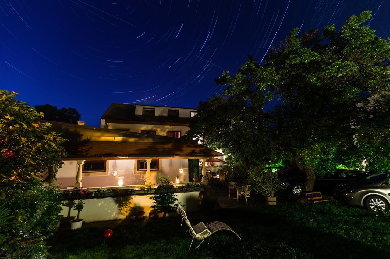 Pension Julia & Haus Elisabeth - Wallner'S Hofheuriger & Weinhof Mörbisch am See Exterior foto